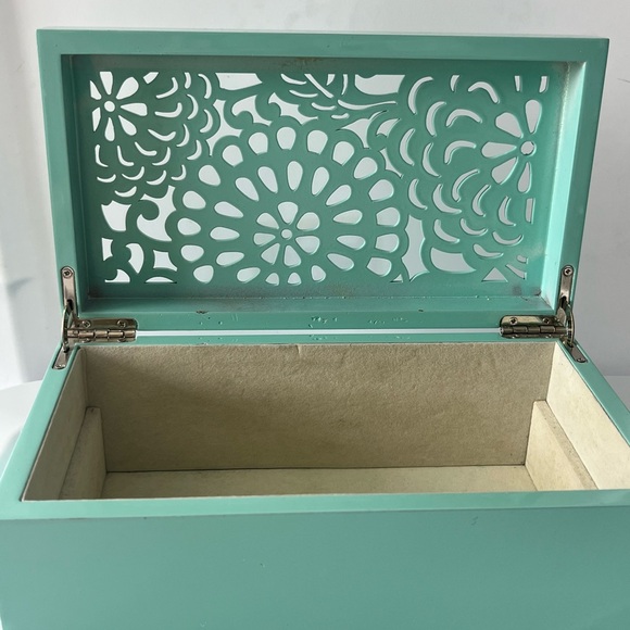 MAX STUDIO HOME Light Tiffany Blue Cut Flower Jewelry or Decorative Box - Picture 2 of 7